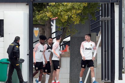 Jugadors del València entrenant a porta tancada a causa del coronavirus.