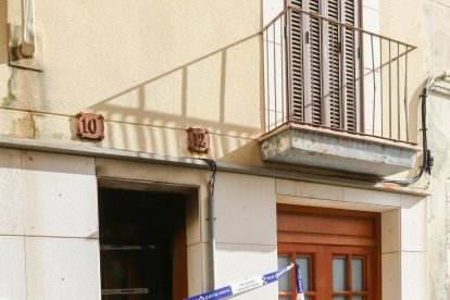 Miembros del AVV L'Harmonia y vecinos, delante del edificio quemado.