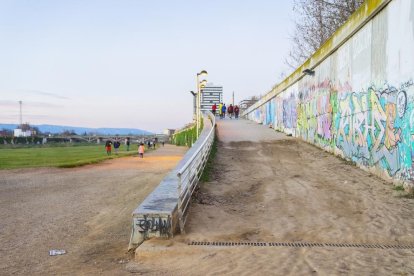 Uns setze metres de terra ocupen l'accés a l'espai lúdic del Francolí des de Torres Jordi, en aquest estat des de la riuada d'octubre,