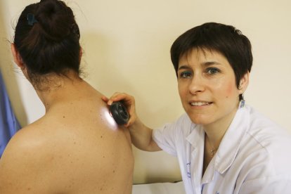 La dermatóloga Laia Pastor atendiendo a un paciente a la consulta.