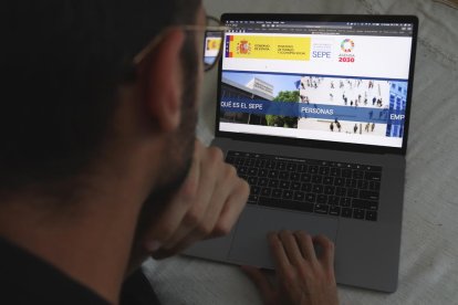 Un hombre mirando la página web del Servicio Estatal Público de Empleo|Ocupación (SEPE).