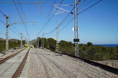 Operaris d'Adif treballant ahir en la connexió de la variant ferroviària entre Vandellòs i Tarragona.