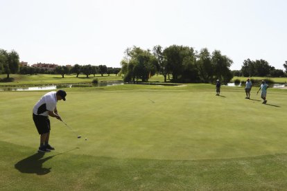 Algunos de los usuarios, jugando ayer a las instalaciones del campo de golf.