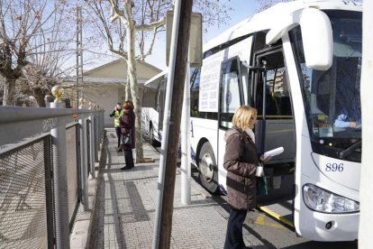 Una usuaria a punto de subir a un bus lanzadera en Salou.