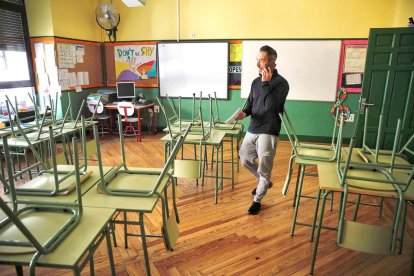 Imatge d'una aula buida de nens a una escola de la comunitat de Madrid.