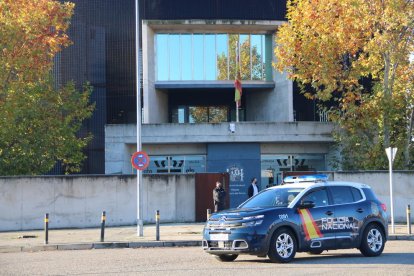 Un coche de policía en la Audiencia Nacional en San Fernando de Henares.