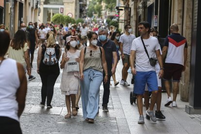 Los ciudadanos se tendrán que habituar a llevar mascarilla en todo momento.