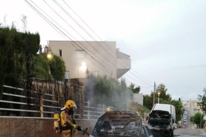 Un bombero sofocando el fuego.