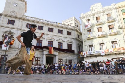 Una de les competicions que es van realitzar ahir a la tarda al Mercadal era una cursa de sacs.