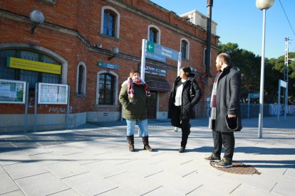 Los tres portavoces de la formación en el apeadero de Vila-seca.