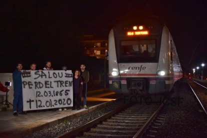 Imagen del último tren que ha circulado por la vía de la costa.