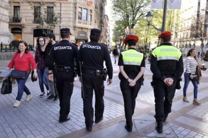 Imatge d'arxiu d'agents de l'Ertzaintza i de la Policía Municipal de Bilbao.