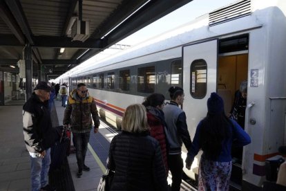 Usuarios subiendo a un convoy en la nueva estación de Cambrils.