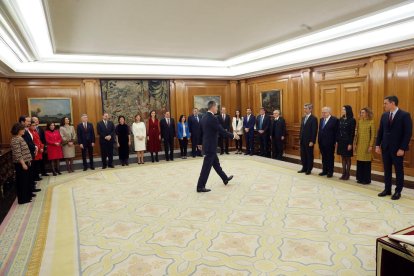 Los 22 ministros del nuevo gobierno de Pedro Sánchez al acto de promesa del cargo ante el rey Felipe VI en el Palacio de la Zarzuela.