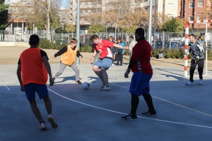 Uno de los partidos disputados ayer en la Escuela Teresa Miquel i Pàmies.