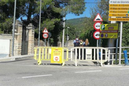 Agents posant tanques a l'accés a la vall del Glorieta i al Mas de Forès, un paratge natural d'Alcover