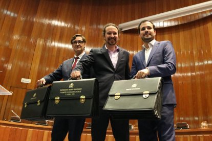 Ministro de Sanidad, Salvador Illa, el vicepresidente de Asuntos Sociales, Pablo Iglesias, y el ministro de Consumo, Alberto Garzón, con sus carteras de ministro.