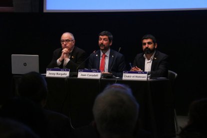 Plano medio del presidente de la Cámara de Barcelona, Joan Canadell, del conseller de Educació, Josep Bargalló y del conseller de Trabajo, Chakir el Homrani, durante la presentación del estudio de Inserción Laboral del FP.