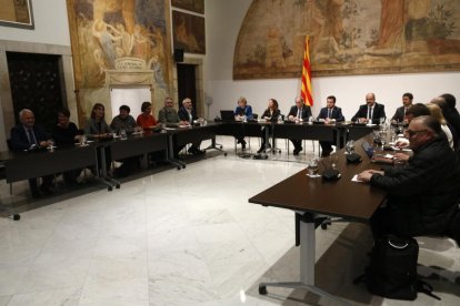 Plano general de un momento de la reunión entre el Govern y los representantes de los grupos parlamentarios sobre el coronavirus.