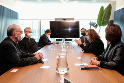 Pla mitjà de la consellera de Justícia, Ester Capella, reunida amb el cardenal arquebisbe de Barcelona, Joan Josep Omella.