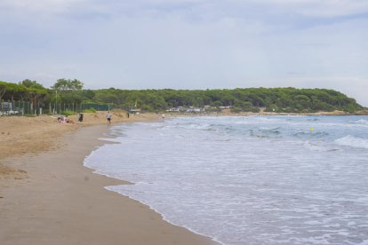 Aspecto que ofrecía ayer martes el sector norte de la playa Larga, casi sin arena.