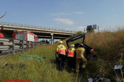 Los Bomberos y el SEM trabajando en el accidente.