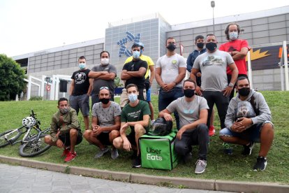 Un grupo de repartidores de Uber Eats reunidos delante del centro comercial de Tarragona.