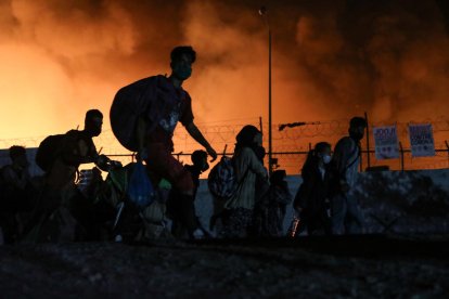 Imagen del fuego en el campo de refugiados de Moria, en la isla griega de Lesbos.