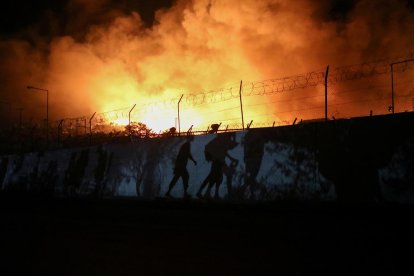 Imagen de las sombras de gente huyendo del campo de refugiados de Moria.