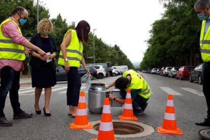 Plan general de técnicos de Aigües de Tortosa mostrando a la alcaldesa, Meritxell Roigé, el funcionamiento del sistema de detección del coronavirus en aguas residuales.