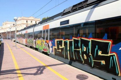 Un tren de Rodalies ple de pintades amb grafits aparcat a l'estació de Vilanova i la Geltrú.