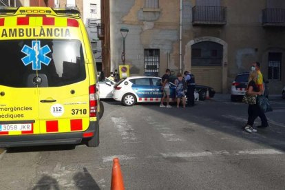 Imagen de los servicios de emergencias en la calle Nou de Sant Pau.