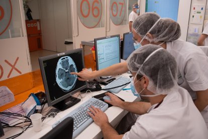 Professionals sanitaris atenen malalts de coronavirus a l'Hospital Clínic de Barcelona.