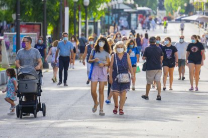 Gent passejant per la Rambla Nova de Tarragona complint la normativa de la mascareta.