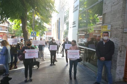 Treballadors de l'oci nocturn davant les oficines del SEPE a Tarragona.