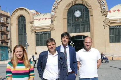 Dídac Nadal i Cristina Guzmán (esquerra) davant del Mercat Central, el passat maig.