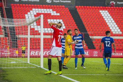 Pedro Martín es lamenta d'una ocasió fallada durant el Nàstic-Llagostera