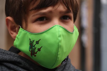 Plano general de un niño con la mascarilla de Patum.