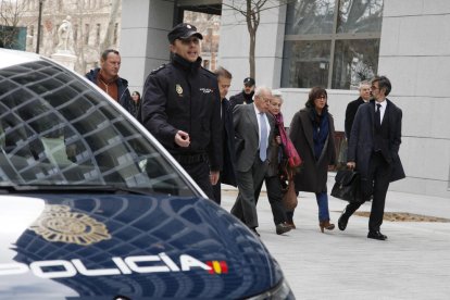 El president de la Generalitat Jordi Pujol acompanyat de la seva dona Marta Ferrusola i els seus advocats després de declarar davant el jutge de l'Audiència Nacional