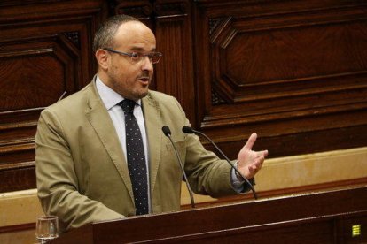 El presidente del PPC, Alejandro Fernández, interviniendo desde el atril del hemiciclo.