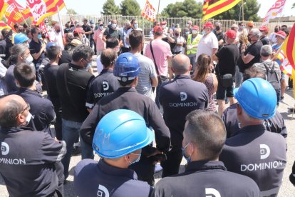 Los manifestantes que han participado en la protesta delante de la planta de IQOXE.