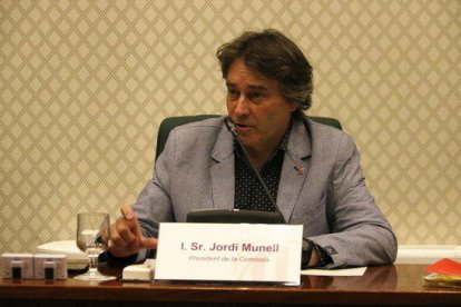 L'alcalde de Ripoll i diputat de JxCat, Jordi Munell, presidint la comissió del Parlament que investiga els atemptats de l'agost de 2017