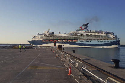 El Marella Explorer 2 atracando en el Port de Tarragona este viernes.