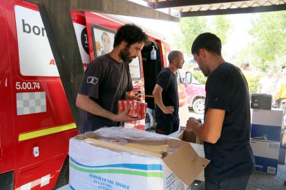 Un grup de Bombers en la zona d'avituallament del Centre de Comandament de l'incendi de la Ribera d'Ebre.