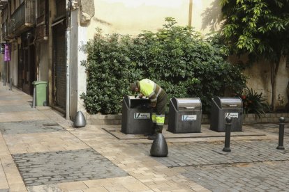 Una imatge d'arxiu de contenidors de la brossa al centre.