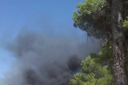 Imatge del tractor incendiat al Montmell.