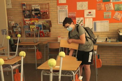 Uno de los alumnos de quinto de primaria del Institut Escola l'Agulla del Catllar, en el primer día de retorno a la actividad.