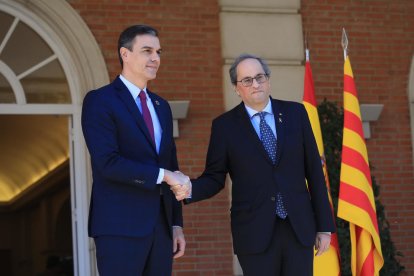 El president del govern espanyol, Pedro Sánchez, i el president de la Generalitat, Quim Torra, encaixen les mans el 26 de febrer del 2020 a la porta del Palau de la Moncloa, abans de la primera reunió de la taula de diàleg