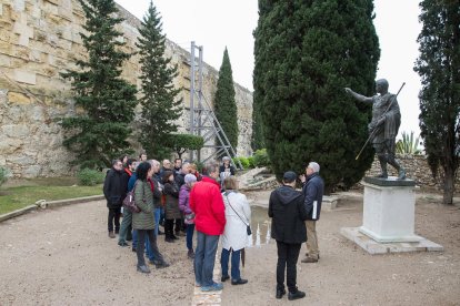 Imatge d'arxiu de l'estàtua durant una visita guiada al Passeig Arquològic.