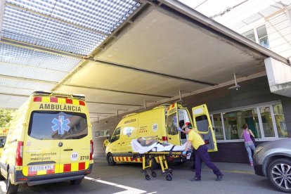 Arribada d'un malalt en ambulància a un centre hospitalari.